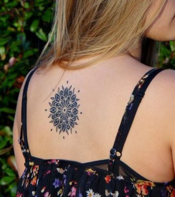  Tatouage mandala sur le milieu du dos